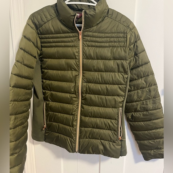 Light weight puffer jacket. Size xl but is stretchy, fits more like a M-L - Picture 1 of 3